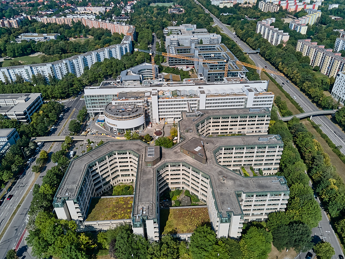 22.07.2022 - ehemaliges Alliant-Versicherungsgebäude und Wohnring in Neuperlach